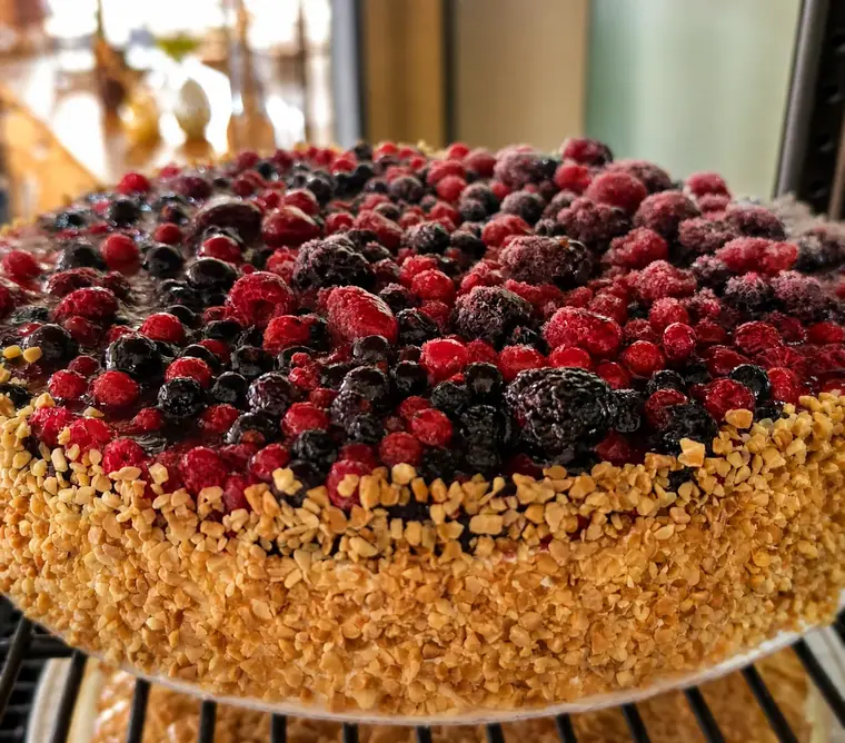 Hausgemachte Beerentorte in der Kuchenvitrine des Molkenhauses