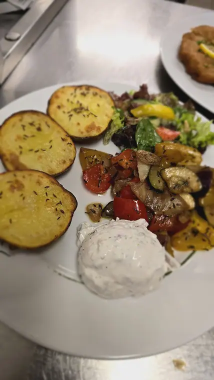 Bratkartoffeln mit Ofengemüse und Kräuterquark