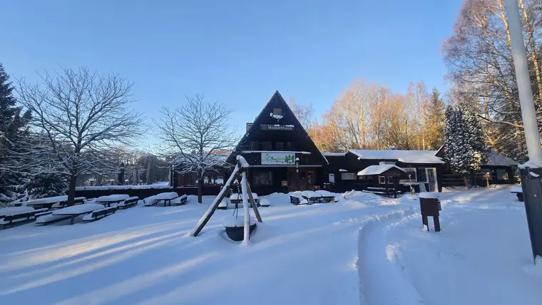 Das Molkenhaus im Winter bei Sonne und Schnee