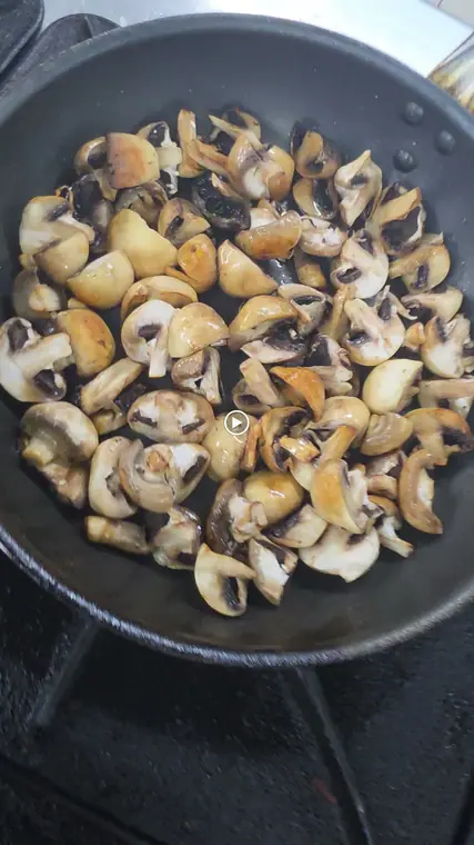 Frische Pilze in der Pfanne