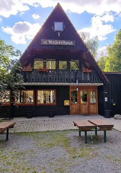 Das Molkenhaus – Frontansicht bei Sonne