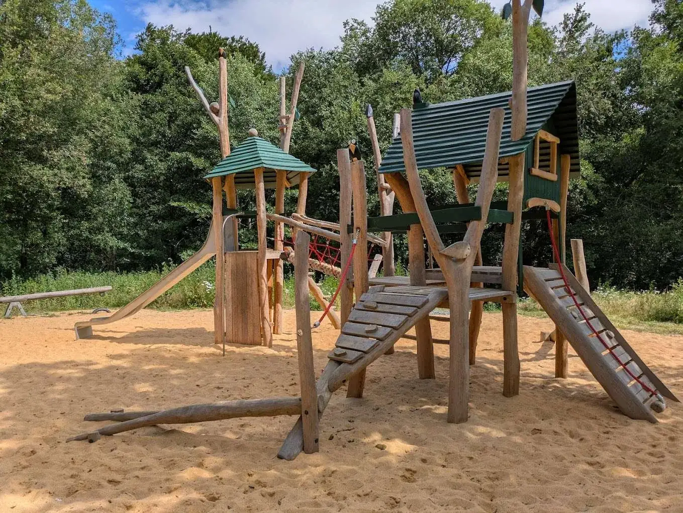 Neuer Waldspielplatz mit Klettergerüst direkt am Molkenhaus