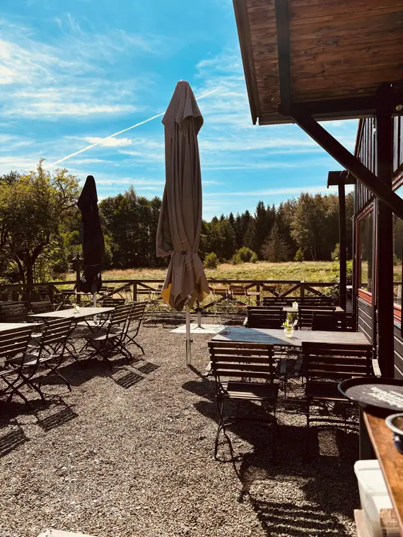 Terrasse mit Sonnenschirmen am Waldrand